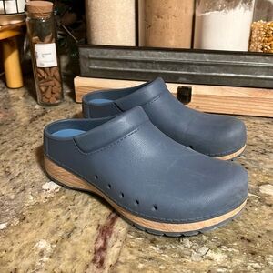 Molded rubber cork clogs
